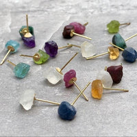 Aretes de piedras preciosas en bruto