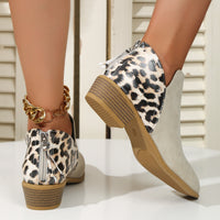 Zapatos con botas con espalda de leopardo