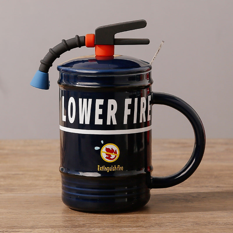 Taza con tapa con diseño de extintor de incendios