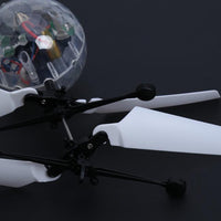 Suspensión de inducción colorida LED bola de cristal intermitente helicóptero bola voladora Disco mágico niños juguete para regalo