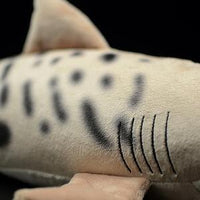Lindo muñeco de tiburón tigre
