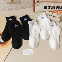 Calcetines deportivos absorbentes del sudor de algodón puro con tiburón bordado en blanco y negro

