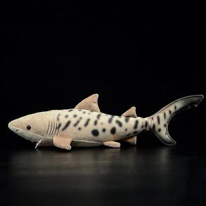 Lindo muñeco de tiburón tigre