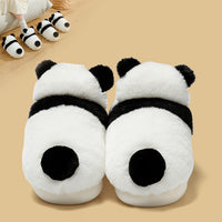 Pantuflas de felpa con cola de panda
