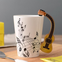 Tazas de cerámica con notas musicales y mango de instrumento musical