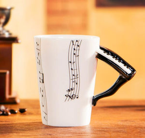 Tazas de cerámica con notas musicales y mango de instrumento musical