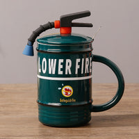 Taza con tapa con diseño de extintor de incendios
