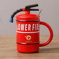 Taza con tapa con diseño de extintor de incendios
