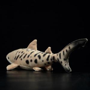 Lindo muñeco de tiburón tigre
