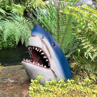 Decoración de jardín con cabeza de tiburón o cocodrilo artificial
