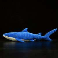 Jolie poupée de requin bleu