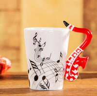 Tazas de cerámica con notas musicales y mango de instrumento musical
