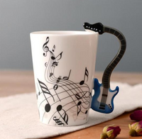 Tazas de cerámica con notas musicales y mango de instrumento musical

