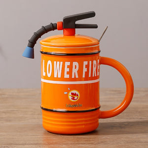 Taza con tapa con diseño de extintor de incendios