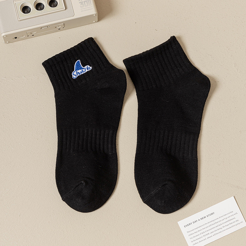 Calcetines deportivos absorbentes del sudor de algodón puro con tiburón bordado en blanco y negro