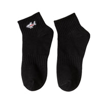 Calcetines deportivos absorbentes del sudor de algodón puro con tiburón bordado en blanco y negro
