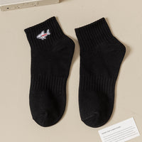 Chaussettes de sport absorbant la sueur en pur coton brodé noir et blanc avec requin
