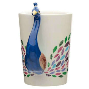 Taza de cerámica pintada con mango de pavo real y corona