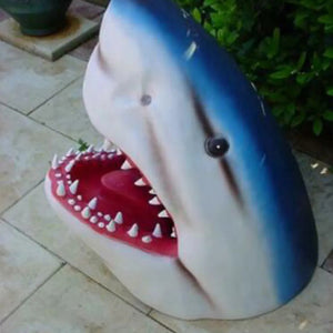 Decoración de jardín con cabeza de tiburón o cocodrilo artificial