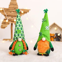 Couple de gnomes avec chapeau de trèfle de la Saint-Patrick