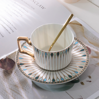 Taza y platillo de té de la tarde inglesa
