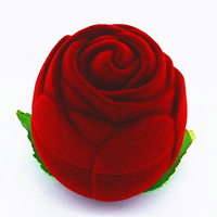 Caja de regalo de joyería con flor de rosa roja