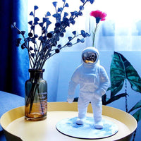 Vase bourgeon astronaute
