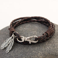 Bracelet en corde et plumes superposées en cuir 
