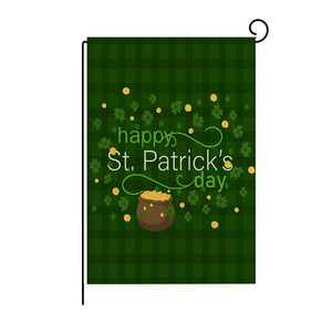 Bandera de jardín del día de San Patricio con estampado de trébol de cuatro hojas verde