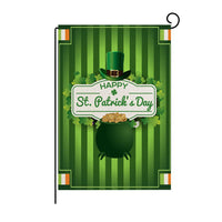 Bandera de jardín del día de San Patricio con estampado de trébol de cuatro hojas verde