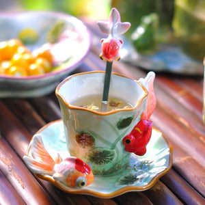 Plantes en céramique et tasses à thé et soucoupes modèles animaux