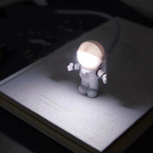 Lámpara de mesa pequeña USB con luz nocturna LED de astronauta