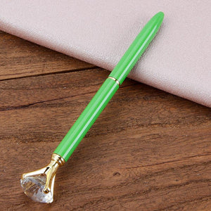 Bolígrafo de metal con diamantes de cristal.
