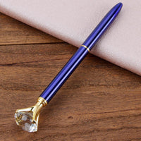 Bolígrafo de metal con diamantes de cristal.
