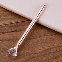 Bolígrafo de metal con diamantes de cristal.