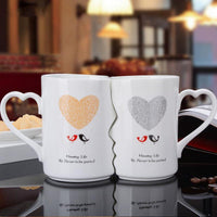 Mugs couples s'embrassant
