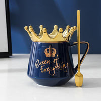 Tasse en céramique avec couvercle de couronne Queen of Everything
