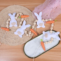 Jolie couronne de Pâques en forme de lapin et de carotte
