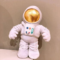 Muñecos de peluche de astronautas y cohetes
