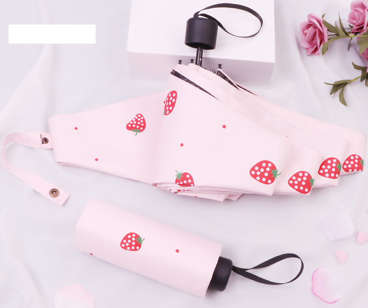 Parapluies à motif de fraises et de coeurs