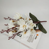 Flores artificiales de fresia y magnolia 

