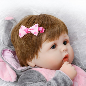 Muñeca bebé realista de ojos marrones