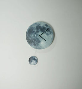 Reloj de pared con luna resplandeciente