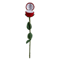 Caja de regalo de joyería con flor de rosa roja
