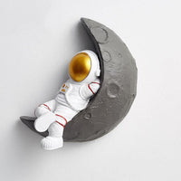 Sculptures murales d’astronautes lunaires
