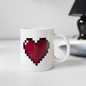 Tasse changeante de couleur de coeur de pixel de 8 bits