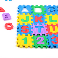 Alfombra de rompecabezas de letras y números
