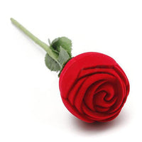 Caja de regalo de joyería con flor de rosa roja
