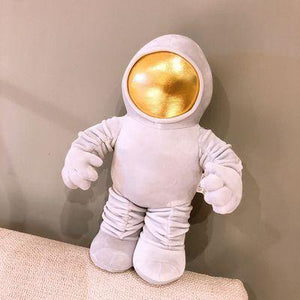 Muñecos de peluche de astronautas y cohetes