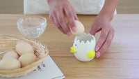 Separador de clara de huevo de pollito con cáscara de huevo
